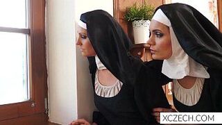 Сумасшедшие католические монахини лижут киски - порно видео