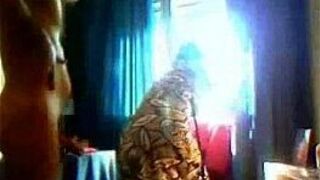 Пары очень жестко трахаются в спальне в любительском видео - порно видео