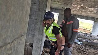 Двое рабочих ждут, пока все уйдут, чтобы заняться сексом на стройке, где они работают, мужской фетиш - порно видео