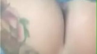 Молодая обнаженная девушка в бассейне записывает видео, демонстрируя - порно видео