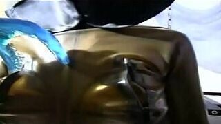 Девушка в латексе - предмет в руках своего хозяина - порно видео