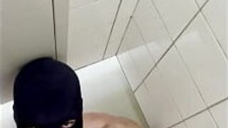 Этот покорный мужик хотел встретиться со мной в общественном туалете, чтобы поклониться мне - хороший паренек! - порно видео