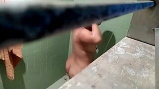 Он заснял мою сводную сестру скрытой камерой, пока она принимала душ - порно видео