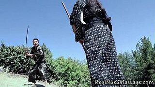 Маленькая азиатская массажистка - порно видео