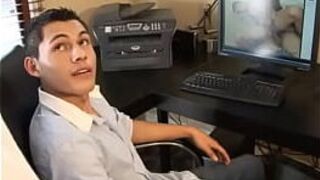 Гей-мужчина обожает латинскую задницу - порно видео