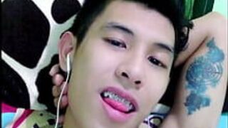 Дрочу для клиента по видеозвонку в общественном туалете - порно видео