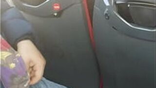 раздеваться в автобусе с людьми на раздевание - порно видео