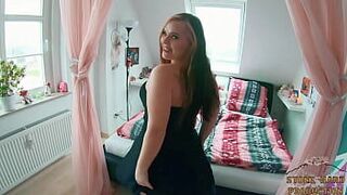 Сводная сестра позволяет сводному брату оплодотворить ее пизду в Новый год! - порно видео