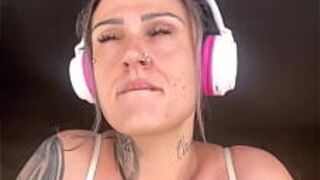 Я так возбудилась в спортзале, что вырвала себе грудь! - порно видео