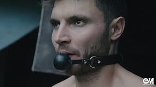 Гей в наручниках и с кляпом во рту мужику после мужского БДСМ-эксперимента - порно видео