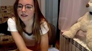 Красивая рыжая ботаничка на частном кам-шоу - порно видео